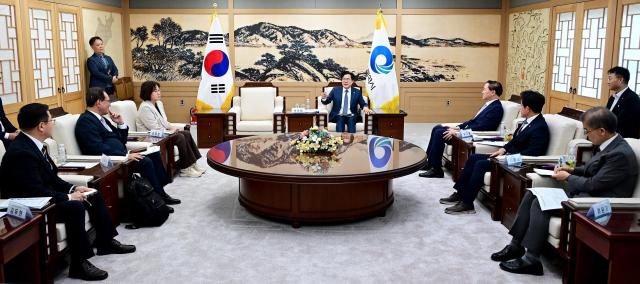 박찬대 인천광역시장이 30일 송도 G타워에서 열린 대한항공 항공정비MRO 클러스터 조성 및 상생 투자·입주 협약식에서 인사말을 하고 있다 사진인천경제청