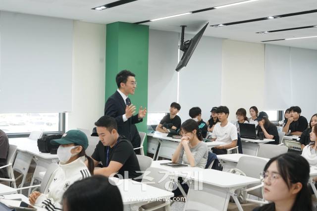 La LIONS College de la Universidad de Hanyang ERICA organiza conferencia del diputado Kim Nam-guk: Explorando el significado de la especialidad en problemas sociales
