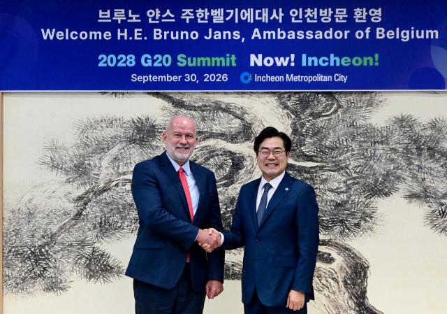 박찬대 인천광역시장이 30일 송도 G타워에서 브루노 얀스 주한 벨기에 대사와 협력방안을 논의 한 뒤 기념촬영을 하고 있다 사진인천시