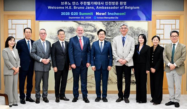 박찬대 인천광역시장이 30일 송도 G타워에서 브루노 얀스 주한 벨기에 대사와 협력방안을 논의 한 뒤 기념촬영을 하고 있다 사진인천시