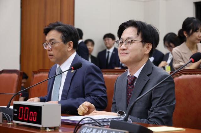 김정관 산업통상부 장관과 박정성 통상교섭본부장이 지난달 22일 국회 산업통상중소벤처기업위원회에 대한민국과 미합중국 간 전략적투자의 운영 및 관리를 위한 특별법에 따른 대미투자 1호 사전보고를 위해 상임위 회의장에 참석해 있다 사진연합뉴스