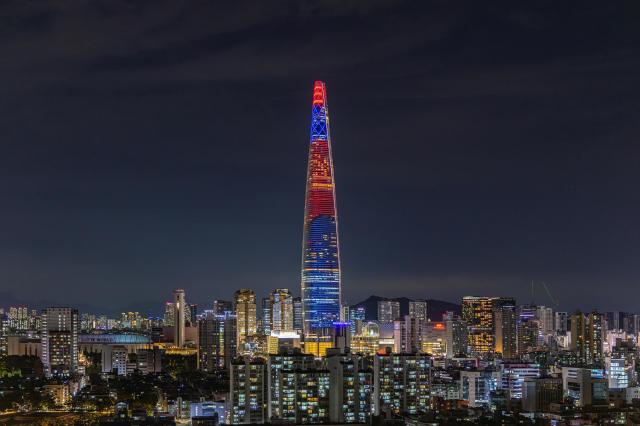 롯데월드타워가 오는 3일 개천절을 맞아 555m 초대형 태극기로 변신한다 사진롯데물산