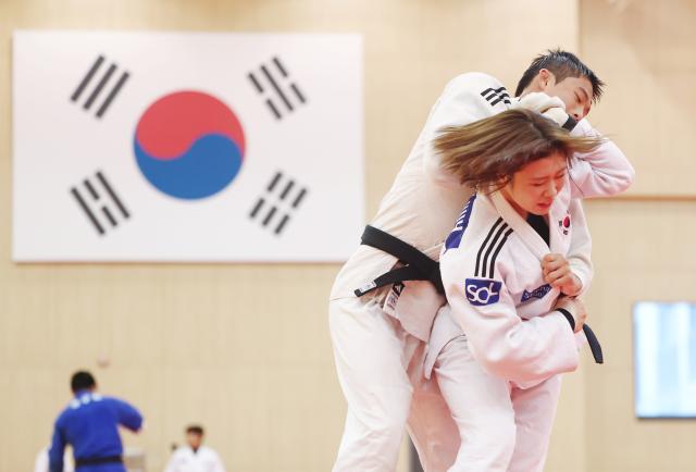 La judoka internacional de Corea del Sur Heo Mi-mi entrena durante la jornada mediática D-30 de los Juegos Asiáticos de Aichi-Nagoya 2026 celebrada el 20 de septiembre en la aldea de atletas nacionales en Jincheon, Chungcheongbuk-do. [Foto=Yonhapnews]