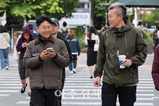 صباح خريفي بارد في سيول: الموظفون يتوجهون إلى العمل مع درجات حرارة منخفضة
