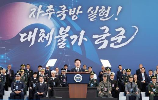 李在明出席国军日纪念仪式