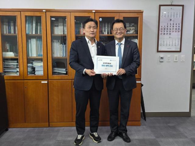민경선 시장이 국회에서 김영진 국회 행정안전위원회 위원장을 만나 고양시청사 건립 신속 추진을 위한 정책건의서를 전달하고 국회 행정안전위원회 차원의 적극적인 협조와 지원을 요청했다 사진고양시