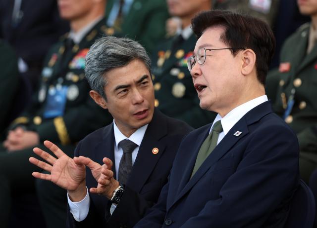 이재명 대통령이 1일 충남 계룡대에서 열린 제78주년 국군의 날 기념행사에서 강신철 국방부 장관의 설명을 듣고 있다 사진연합뉴스