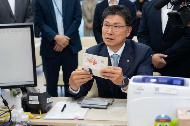 NH Nonghyup Bank lanza producto de fideicomiso de oro físico; presidente Kang Tae-young se convierte en primer cliente