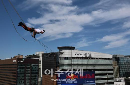 [포토] 얀 루스, 120m 상공 레드불 서울 줄타기