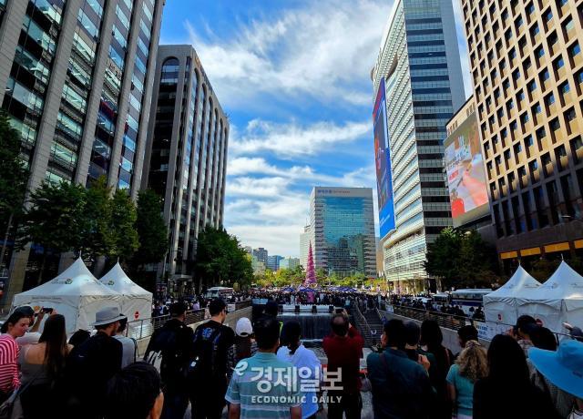 얀 루스 선수를 지나가던 시민들이 응원하고 있다 사진류청빛 기자