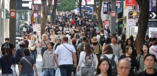 首尔明洞街头外籍游客人头攒动【图片来源 韩联社】