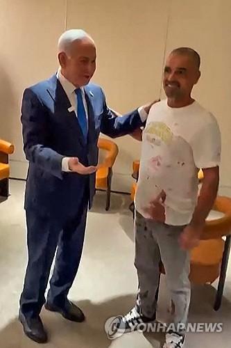 Thủ tướng Israel Benjamin Netanyahu gặp hành khách Yaniv Hayun

Ả AFPYonhap