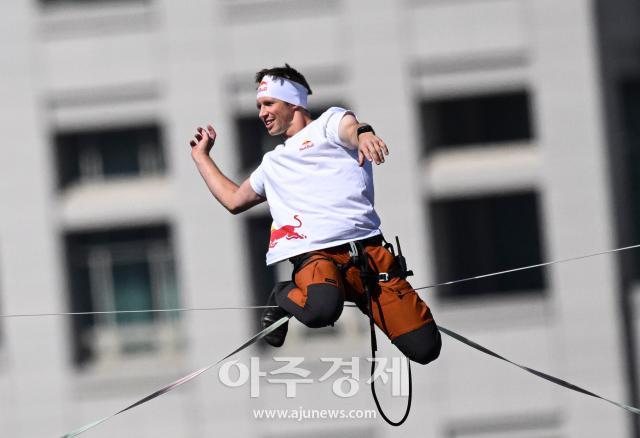 Galería Gwanghwamun: Jan Kus desafía los cielos de Seúl en espectacular performance de slackline a 120 metros de altura