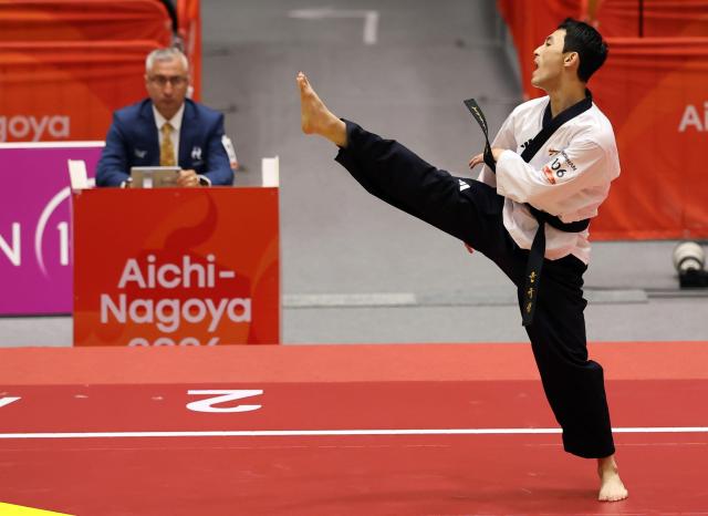 Competencia de semifinal masculina de poomsae de taekwondo de los Juegos Asiáticos de Aichi-Nagoya 2026, celebrada el 1 de octubre en el Gimnasio de Toyohashi, Prefectura de Aichi, Japón. El atleta surcoreano Yoon Gyou-sung realiza sus movimientos de poomsae con precisión. [Foto=Yonhapnews]