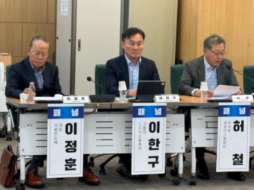 삼성·LG 디스플레이는 안보 자산…中 추격에 각개전투는 한계