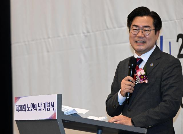 박찬대 인천광역시장이 1일 하버파크호텔에서 열린 제30회 노인의날 기념식에서 축사를 하고 있다 사진인천시