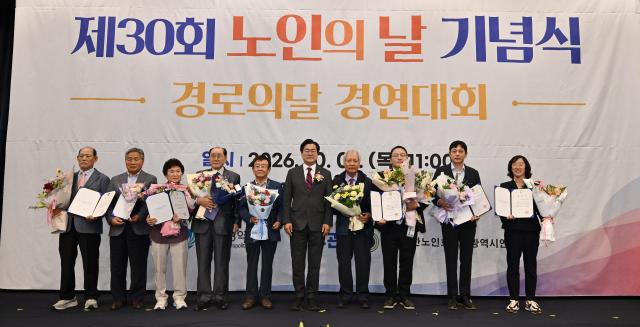 박찬대 인천광역시장이 1일 하버파크호텔에서 열린 제30회 노인의날 기념식에서 표창장을 수여하고 있다 사진인천시
