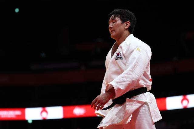 1일 일본 나고야 아이치 인터내셔널 아레나에서 열린 2026 아이치·나고야 아시안게임 유도 남자 -81kg급 4강 한국 이준환이 일본 일본 후지와라 소타로가에게 패한 후 경기장을 나서고 있다 사진연합뉴스