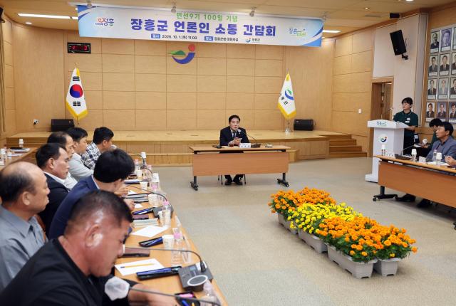 사순문 장흥군수가 1일 군청 회의실에서 열린 ‘민선9기 100일 기념 장흥군 언론인 소통 간담회’에서 지역 언론인들에게 주요 군정 현안과 향후 발전 방향을 설명하고 있다 이날 간담회에는 언론인과 공무원 등 100여 명이 참석했다사진장흥군