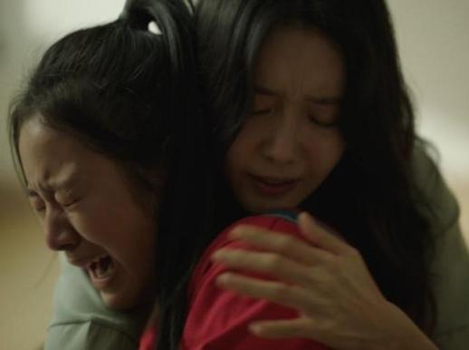 [강소영의 우.다.세] 상처를 안고 앞으로 나아가는 법 - 영화 현재를 위하여