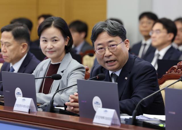 하준경 경제성장수석이 1일 이재명 대통령 주재로 청와대에서 열린 수석보좌관회의에서 발언하고 있다 이날 이 대통령은 하 수석을 신임 정책실장으로 임명했다 사진연합뉴스