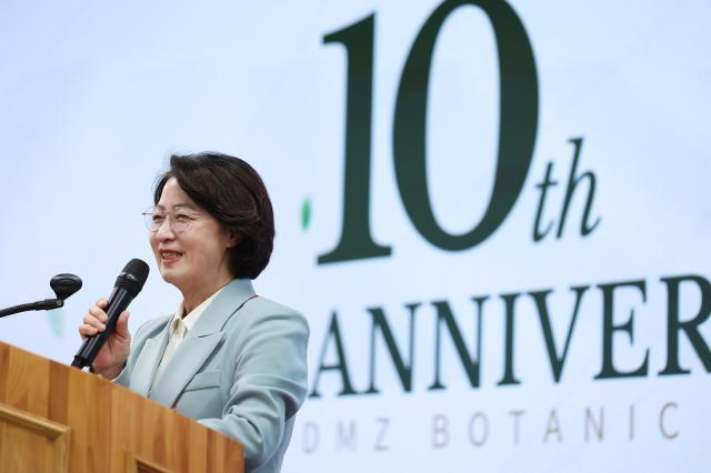 1일 오후 국립수목원 종합연구동에서 열린 DMZ자생식물원 개원 10주년 기념 국제심포지엄에서 추미애 경기도지사가 축사를 하고있다 사진경기도