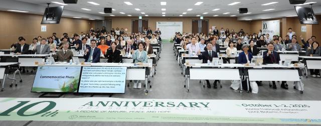 1일 오후 국립수목원 종합연구동에서 열린 DMZ자생식물원 개원 10주년 기념 국제심포지엄에서 추미애 경기도지사가 참석자들과 기념촬영을 하고있다 사진경기도