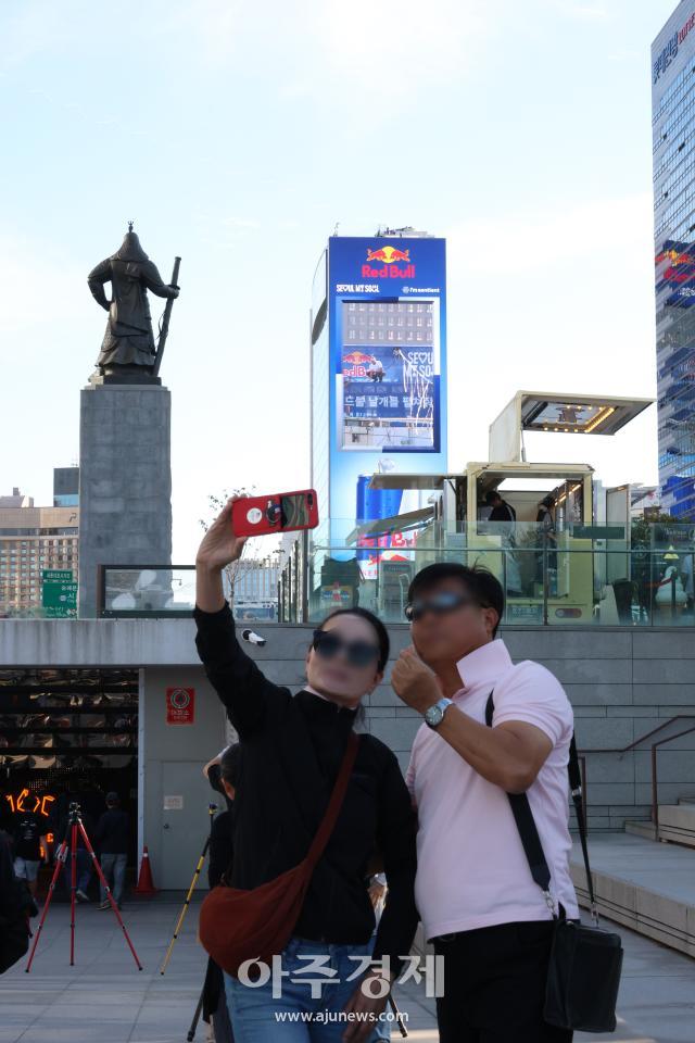 [Foto] Ciudadanos se fotografían frente al cartel publicitario de Red Bull