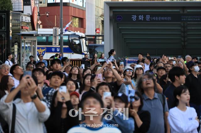 Ciudadanos contemplan espectáculo de funambulismo de Red Bull a 120 metros de altura en Gwanghwamun