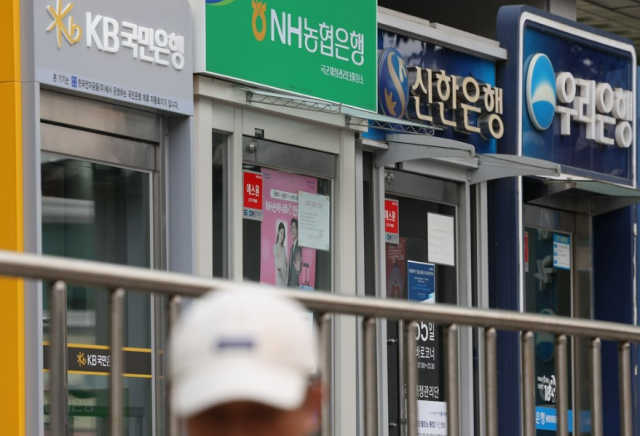 Los préstamos al consumo de los cinco principales bancos disminuyen por primera vez en seis meses; los créditos personales se reducen en 1,3 billones de wones
