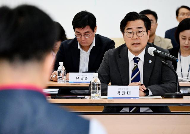 박찬대 인천광역시장이 1일 시청 대회의실에서 열린 2026 인천광역시-민주노총 인천지역본부 노정勞政협의 전체회의에서 인사말을 하고 있다 사진인천시
