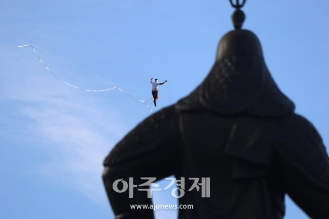 Jan Rus, acróbata de Red Bull, realiza espectacular travesía en slackline sobre Seúl a 120 metros de altura