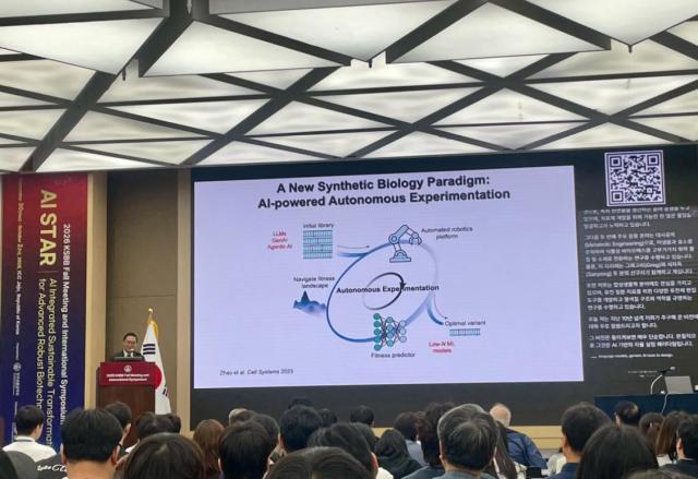 Expertos mundiales vislumbran el futuro de la biotecnología: laboratorios autónomos donde la IA diseña experimentos y robots los ejecutan