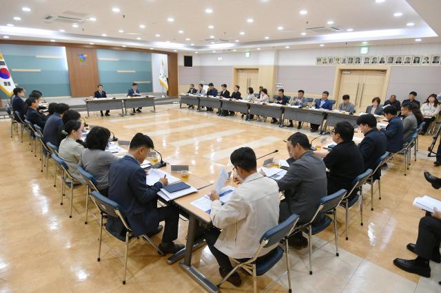 지난 1일 화천군청에서 김세훈 군수와 안중기 부군수 전 실·국·과장과 팀장들이 참석한 가운데 2027 화천산천어축제 신규 아이디어 보고회가 열렸다 참석자들은 관광객 만족도 향상과 지역 소비 확대를 위한 축제 개편 방안을 논의했다사진화천군