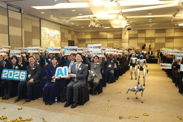 MARS 2026 투자유치컨퍼런스 개회식에서 참석자들이 ‘AI’와 ‘MARS 2026’ 손팻말을 들고 기념촬영을 하고 있다 사진화성시