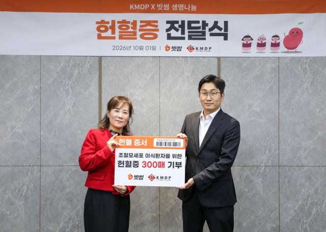 왼쪽부터 나정화 한국조혈모세포은행협회 경영지원부장 김진평 빗썸 인사지원실장이 헌혈증 전달식 후 기념촬영을 하고 있다사진빗썸