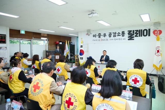 이충우 시장이 대한적십자사봉사회 여주시협의회 사무실강변유원지길 105에서 회원 및 관계 공무원 등 40여 명이 참석한 가운데 찾아가는 시민소통 간담회‘이·충·우 공감소통 릴레이’를 개최했다 사진여주시
