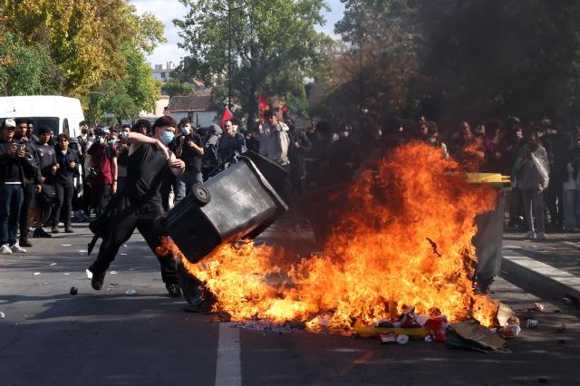 Estudiantes de secundaria en Francia cierran escuelas en protesta nacional: 1949 detenidos en un día