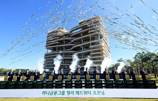 박찬대 인천광역시장이 2일 서해구 하나금융그룹에서 열린 하나금융그룹 청라 헤드쿼터 오프닝 행사에서 함영주 하나금융그룹 회장 및 내빈들과 오픈 세리머니를 하고 있다 사진인천시
