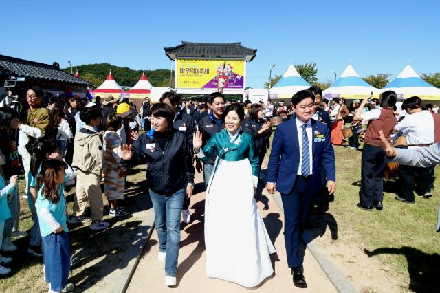 김보라 시장이 2026 남사당 바우덕이 축제의 시작을 알리는 개장식을 열고 전통과 신명이 어우러지는 나흘간의 일정에 돌입했다 사진안성시