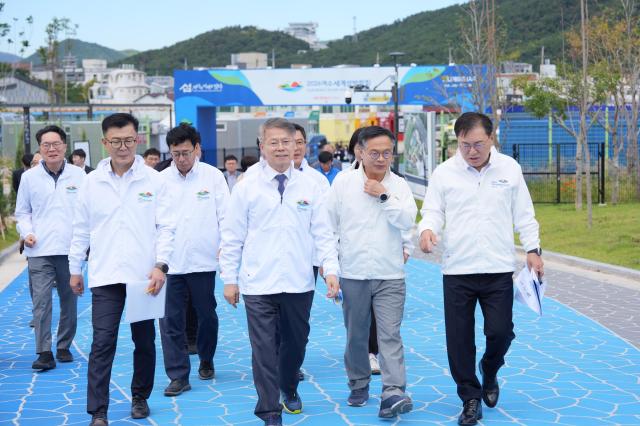 민형배 전남광주통합특별시장이 2일 2026여수세계섬박람회 주행사장을 찾아 관계자들과 현장을 둘러보며 운영 상황을 점검하고 있다 민 시장은 주요 전시·체험 콘텐츠와 관람객 이동동선 편의시설 등을 살피고 남은 기간 관람객 유치 확대와 현장 운영 보완을 주문했다사진전남광주통합특별시