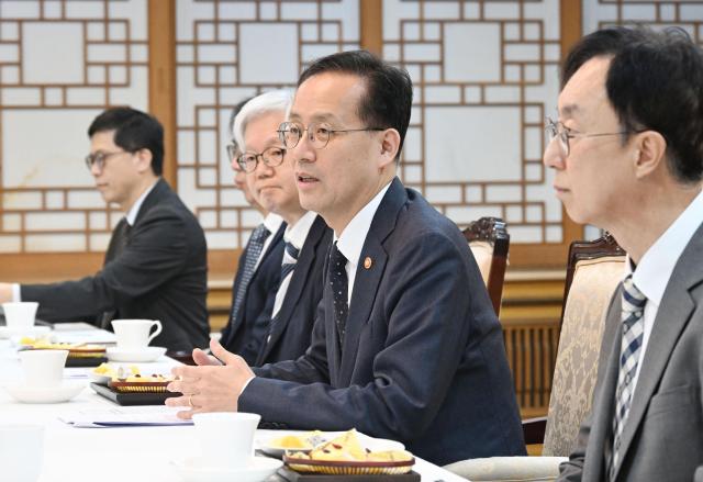 이형일 부총리 겸 재정경제부 장관오른쪽 두 번째이 10월 2일 서울 종로구 정부서울청사에서 열린 연구기관장간담회를 주재 모두발언을 하고 있다 사진재정경제부