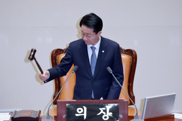 조정식 국회의장이 1일 국회에서 열린 정기국회 제10차 본회의 개의를 선언하고 있다 출처연합뉴스
