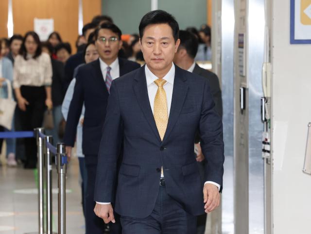 오세훈 서울시장이 2일 서울 서초구 서울고등법원에서 열리는 명태균 여론조사 의혹 사건 항소심 결심공판에 출석하고 있다 사진연합뉴스