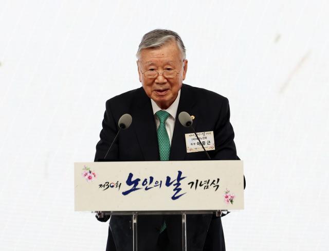李重根会長「高齢者の基準、65歳から75歳へ段階的引き上げを」…大韓老人会会長が改めて強調