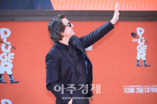 [포토] 톰 크루즈, 2층 팬들도 안녕