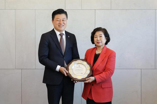신용한 지사가 서울 중구에 위치한 ‘반얀트리 클럽 앤 스파 서울’에서 현정은 현대그룹 회장을 ‘민선 9기 제1호 충청북도 명예도지사’로 위촉했다 사진충북도