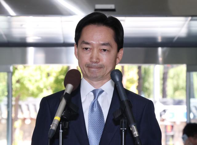 김지용 중대범죄수사청장 후보자가 2일 인사청문회 준비 사무실이 마련된 정부서울청사 창성동 별관으로 들어서서 취재진 질문에 답하고 있다 사진연합뉴스
