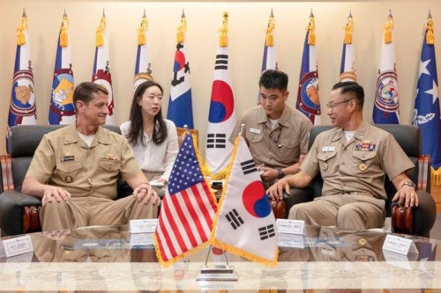 サムスン李在鎔会長の長男ジホ氏、韓米司令官会談で通訳を務める姿がキャッチ