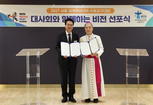 10월 2일 오전 천주교 수원교구청에서 안민석 경기도교육감과 이용훈주교 수원교구 교구장이 협약식을 하고있다 사진경기도교육청
